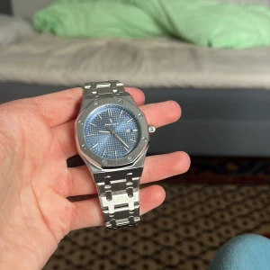 AP Royal oak lookalike - Snygg klocka, ska likna Audemars Piguet (AP)s modell Royal Oak och tycker att de har lyckats rätt bra. Säljer den då jag har skaffat mig en ny klocka. Skicket är som nytt