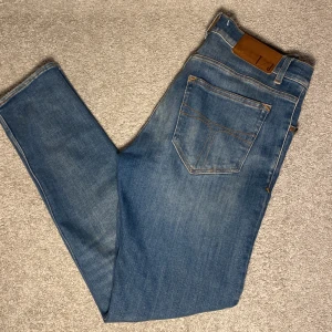 Blå Tiger of Sweden Jeans - Säljer dessa feta Tiger of Sweden Jeans | Storlek W31 L32 | Mycket bra skick | Priset är ej hugget | Hör av dig om du har frågor eller funderingar//