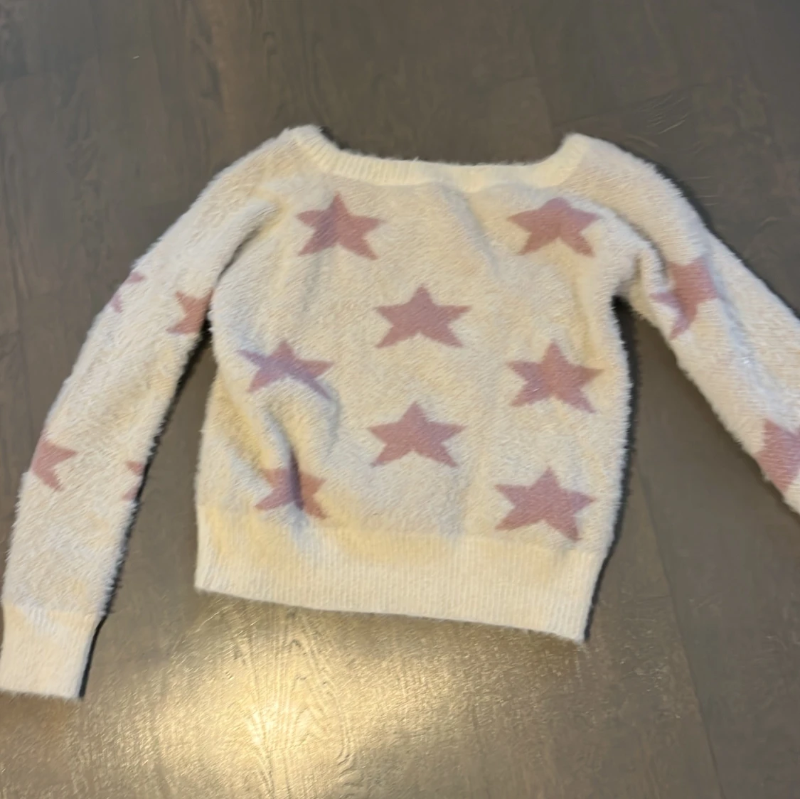 Vit tröja med rosa stjärnor