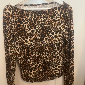 Leopardmönstrad långärmad topp - Snygg leopardmönstrad topp med långa ärmar från Nelly 🐆 Perfekt för att antingen klä ner eller klä upp. Superskönt tyg och luftigt material! 