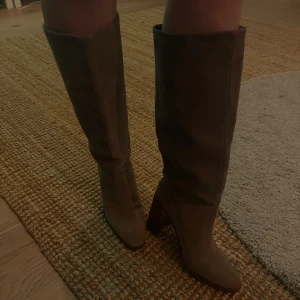 Beiga mocka stövlar  - Säljer dessa dröm stövlar som är lite isabel marant liknande i beige mocka från mango. Endast använda 1 gång. Älskar dessa men kommer tyvärr inte till användning. Storlek 38 och nypris var ca 1000kr. Väldigt efterfrågade och så trendiga ❤️