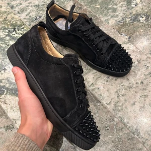 Christian Louboutin sneakers  - Ett par helsvarta loubs i väldigt bra skick! Inget og ingår! Självklart äkta!