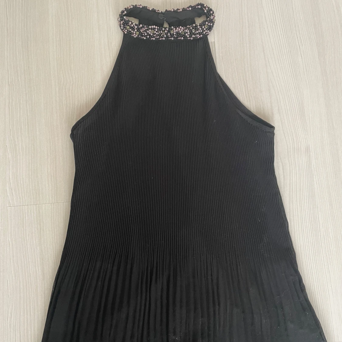 Svart ärmlös topp med pärldetaljer - 1