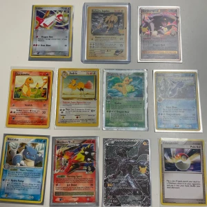 Samling av Pokémonkort - Stor samling av Pokémonkort med olika karaktärer och sällsyntheter. Inkluderar kort som Charizard, Blastoise, Mewtwo och Zapdos. Perfekt för samlare eller Pokémon-entusiaster som vill utöka sin kollektion. Skriv för fler bilder 🙂900 för allt