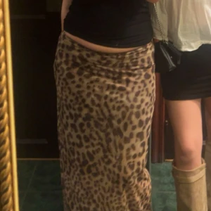 Leopardmönstrad långkjol - Snygg leopardmönstrad långkjol från Zara ❤️ superskönt stretchigt material, strl M men passar fler både större och mindre 🫶🏻🐆använd fåtal gånger 