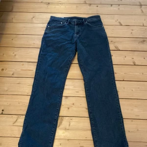Jeans - Säljes billigt! - Säljer dessa jeans då jag har växt ur dem! Vid funderingar kring pris eller fler bilder så är det bara att kontakta mig! Kolla även in min sida. Säljer kläder sjukt billigt och då har du chansen att köpa bundles Med vänlig hälsning, 👋  
