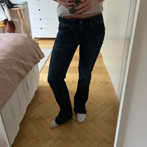 Mörkblå jeans från G-Star - Snygga mörkblå jeans från G-Star i modellen midge mid bootcut storlek 26x32. Mycket bra skick!!
