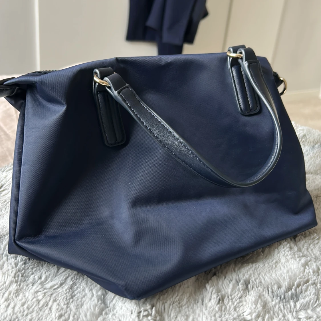 Blå axelväska från Tommy Hilfiger - 4