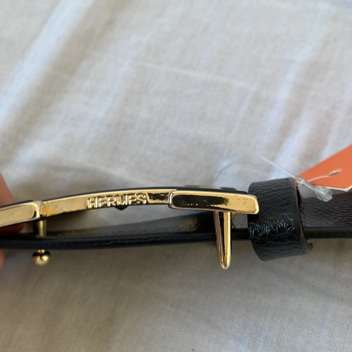 Svart bälte med svartguldig logga - 2