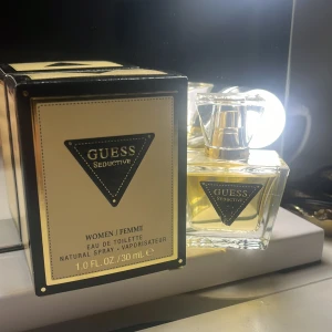 Guess Seductive Eau de Toilette 30 ml - Säljer en elegant och förförisk parfym från Guess, Seductive för kvinnor. Den är ALDRIG använd förutom för att lukta på lukten. lukten är stark och varm. 30 ml och hört att den håller länge. Köpt för 200.