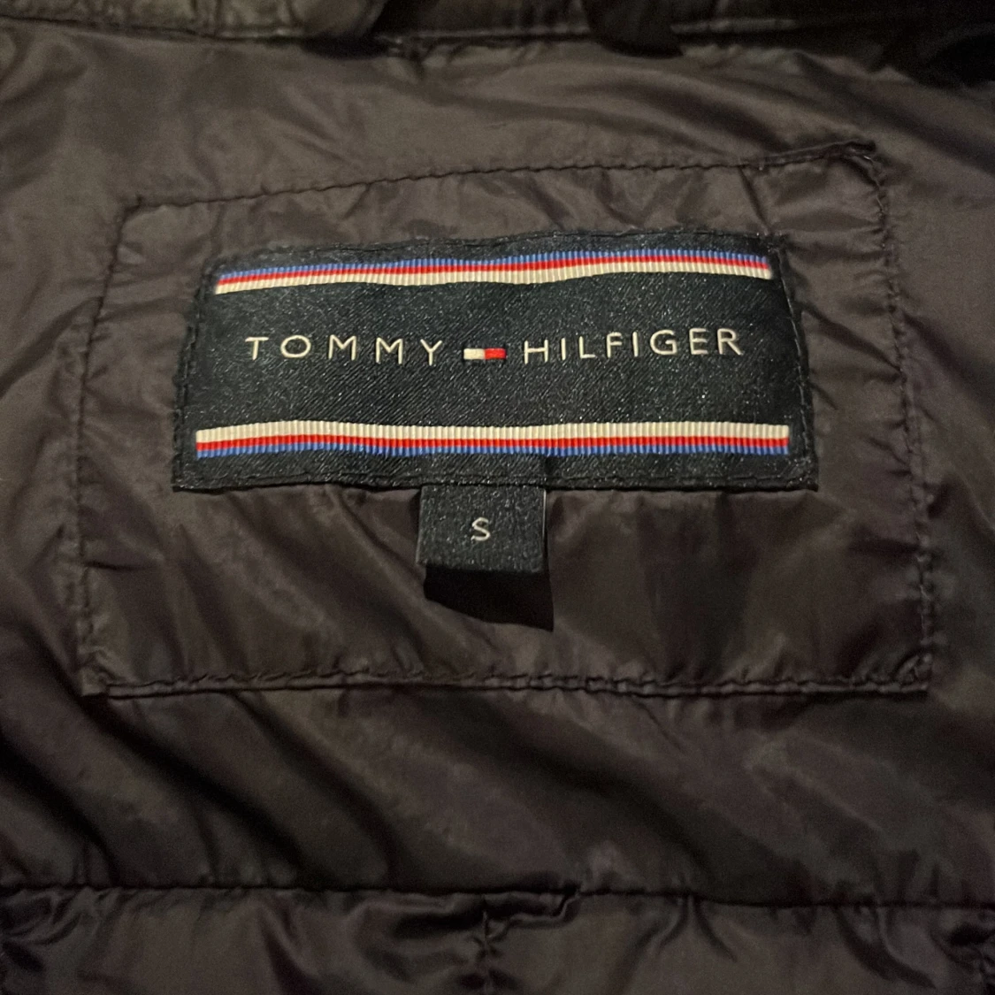 Svart quiltad jacka från Tommy Hilfiger - 2