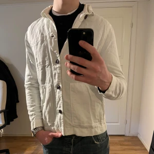 These Glory Days Overshirt  - Säljer denna sjukt snygga Overshirten från These Glory Days⭐️ Färgen är vit och storleken är M⭐️Jackan har inga defekter och skicket är utomordentligt🙌🤝 Sjukt najs passform och material också⭐️🙌 Tveka inte på att höra av er vid minsta fråga eller fundering😊