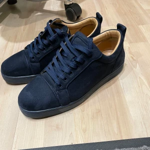 Louboutin skor  - Riktigt snygga skor som sitter bra på foten och matchar med nästan alla outfits. Skorna är använda 2 gånger och är i nyskick . Hör gärna av dig vid minsta lilla fundering 🤔 skorna är i storlek 45