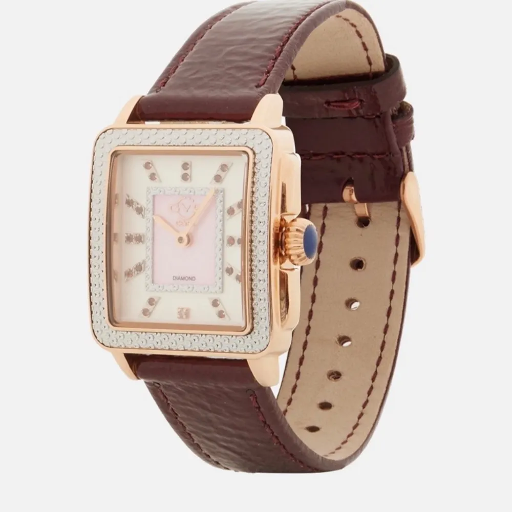 Mått vid en enhetsstorlek: diameter på höljet 3 cm, armbandsbredd 2 cm, armbandets längd 23 cm, höjd på höljet 1 cm Tillverkarens artikelnummer: 12336 Kåpans färg: silver Ytterligare information: dekorativ klockask Vattentålighet: 5 ATM Stängning: bälte med spänne Urverk: kvartsverk Färg armband: brun Ny pris 31 000kr. Asusteet.
