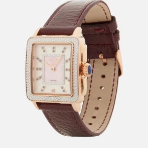 Gevril klocka  - Mått vid en enhetsstorlek: diameter på höljet 3 cm, armbandsbredd 2 cm, armbandets längd 23 cm, höjd på höljet 1 cm  Tillverkarens artikelnummer: 12336  Kåpans färg: silver  Ytterligare information: dekorativ klockask  Vattentålighet: 5 ATM  Stängning: bälte med spänne  Urverk: kvartsverk  Färg armband: brun Ny pris 31 000kr