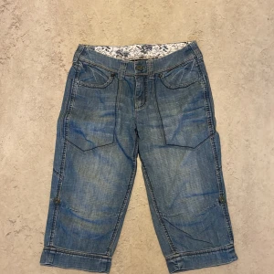 Capri jeans  - Säljer ett par Capri jeans (trekvarts långa jeansshorts) i storlek 36 från Kappahl. ⭐️