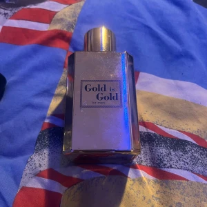 Gold is Gold for Men Parfym - Säljer en lyxig herrparfym 'Gold is Gold for Men' i en elegant guldflaska. Flaskan har en fyrkantig form med en glänsande finish och en matchande guldfärgad kork. Perfekt för den som vill ha en exklusiv doftupplevelse. Finns mycket kvar i den. Kika gärna in på min profil o se va mer jag säljer🙃