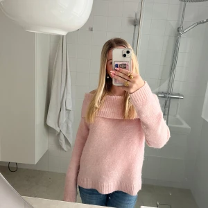 Rosa stickad tröja från Gina Tricot - Säljer en superfin rosa stickad tröja från Gina Tricot. Den har en bred offshoulder-krage och långa ärmar. Perfekt för en mysig dag. Säljer för den är för stor för mig, även fast den är storlek 170 så är den för stor för mig som vanligtvis har xs. Har endast använt 1 gång🩷🩷