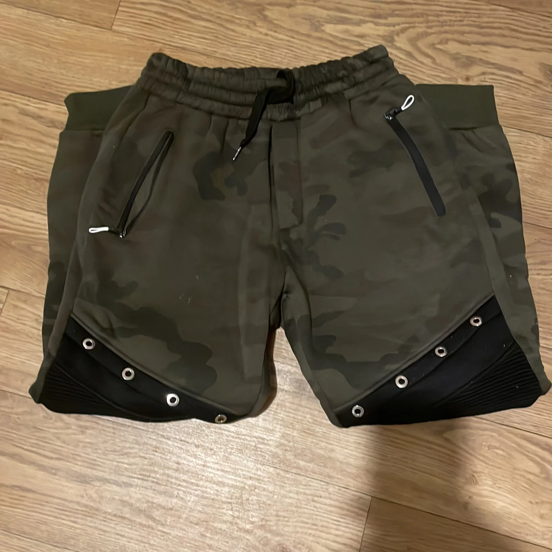 Camouflage mjukisbyxor med dragkedja - 2