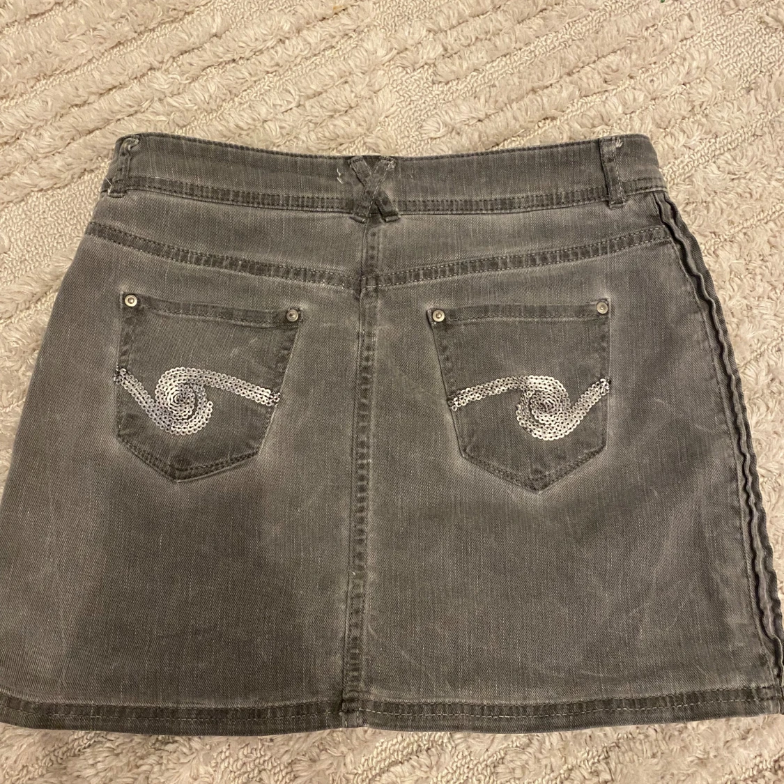 Grå jeanskjol med paljettdetaljer - 2