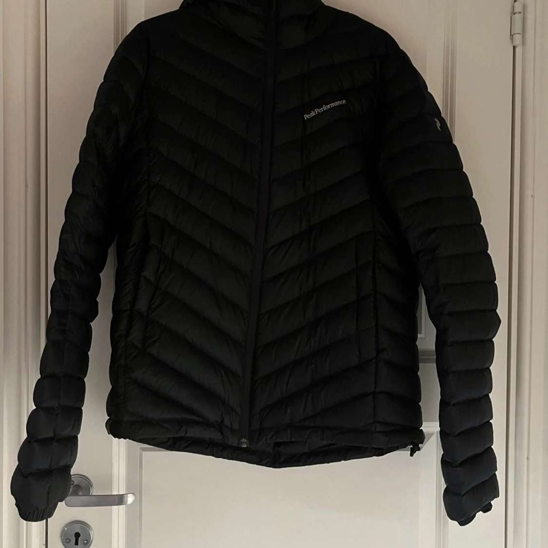 Svart dunjacka från Peak Performance