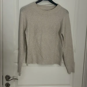 Stickad tröja - Beige stickad tröja