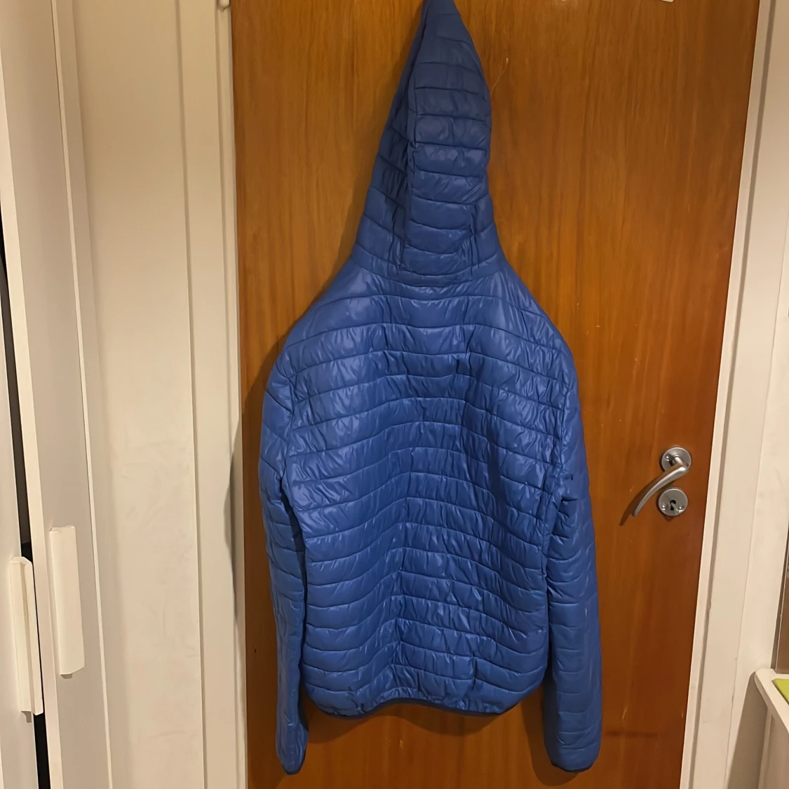 Blå quiltad jacka med huva - 2