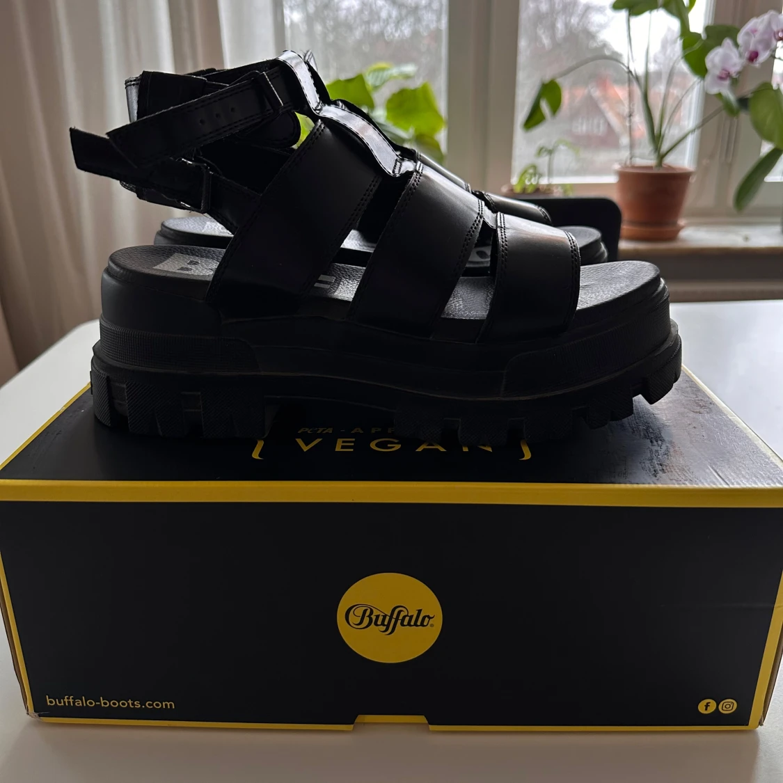 Svarta sandaler från Buffalo - 2