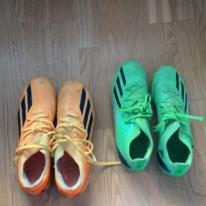 Två par Adidas fotbollsskor - Säljer två par Adidas fotbollsskor. Ett par i orange med svarta detaljer och ett par i grönt med svarta detaljer. Båda paren har snörning och är designade för optimal prestanda på planen.