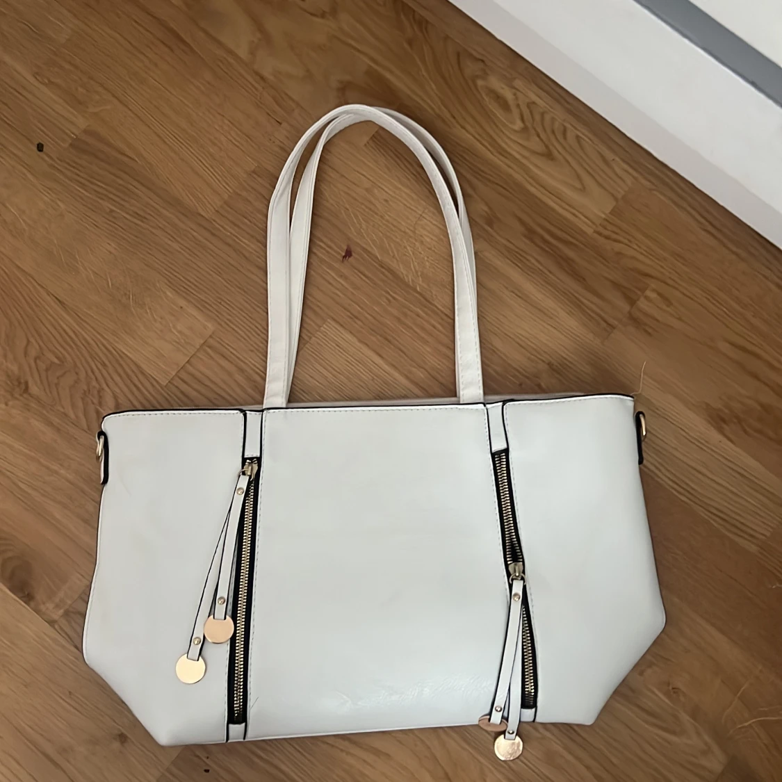 Vit axelväska med dragkedjor