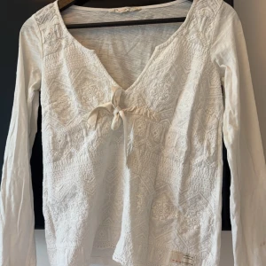 Vit blus med spetsdetaljer-odd molly - Aldrig använd. Går att knyta i fram för att få en bättre ”form”