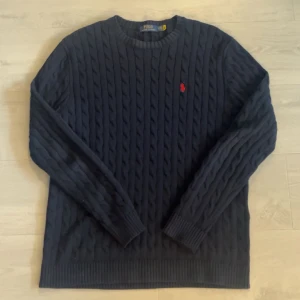 Stickad Ralph Lauren - Stickad mörkblå Ralph Lauren tröja i storlek L, riktigt bra skick! Skriv privat för mer frågor 