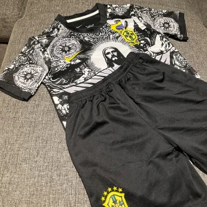 Svart och vit fotbollströja från Nike - Snygg svart och vit fotbollströja från Nike. Skön kvalitet. 