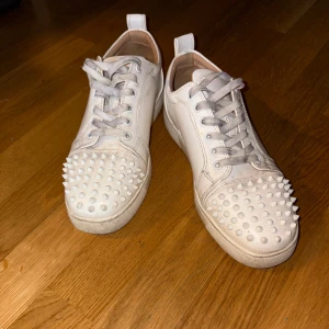 Vita skor med nitar - Snygga skor med nitar. Skriv vid fundering.