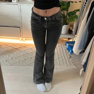 Mörkgrå bootcut jeans - Snygga mörkgrå lågmidjade bootcut jeans från Gina Tricot. Säljer på grund av att de inte kommer till användning längre. Jag är 172 cm och brukar ha S i kläder som referens, tror de passar främst 165-170. Inga defekter! Skriv för mått💗(de första bilderna är lånade)