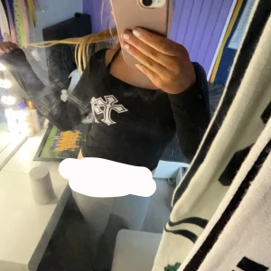 Svart långärmad topp med tryck - snygg långärmad tröja, storlek XS/S/ 12/13 åringar, säljer då den inte kommer till andvänding och börjar bli för liten för mig, köpt för 150 säljer för 40 kr, andvänd ca 5 gånger🩷köparen står för frakt💘