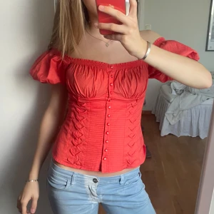 Röd blus från Bebe - Såå najs röd/orange blus från Bebe med puffiga kortärmar och knappar framtill💕💕
