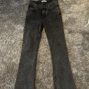 Svarta jeans från Perfect Jeans - Snygga svarta jeans från gina tricot med en klassisk design. De har en rak passform och är perfekta för en stilren look. Jeansen har fem fickor och stängs med dragkedja och knapp. Aldrig använd så i helt nytt skick, passar för dom som har 36 i storlek också! 💗