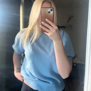 Mjuk ljusblå t shirt - Säljer en super fin och mjuk ljusblå stickad t shirt. Sparsamt använd, som nyskick.                                            🩵🩵🩵