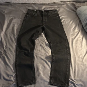 Jack & Jones jeans  - Svarta jeans från Jack & Jones. Stl 27/30 och passform RELAXED/CHRIS. Använda fåtal gånger. Kan diskutera pris (Butikspris 600kr)