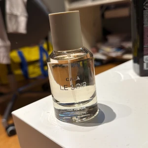 Le Soir hårparfym - Elegant hårparfym från Caia. Doften är perfekt för att ge håret en fräsch känsla. Endast testad med några sprut. Nypris 565kr, säljer för 400kr.