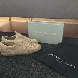 Philip model skor - Säljer nu ett par Philip model skor som har varit vid användning men finns mycket kvar att ge. Vid snabb affär kan gå ner i pris, nypris: 3500kr, skick: 6-7/10 Det är bara att höra av dig via minsta fråga🔥💯