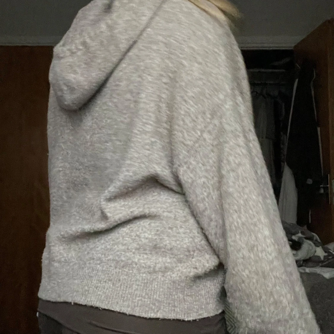 Brun stickad hoodie - 2