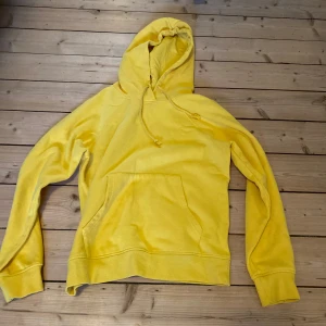 Gul hoodie från ONLY - Gott skick  - Säljer en solgul hoodie från ONLY i storlek M. Den har en klassisk design med en stor ficka framtill och justerbar huva. Perfekt för en avslappnad stil.