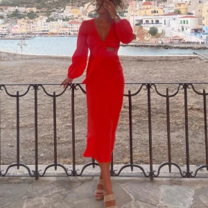 Röd långklänning  - Superfin midi/maxi klänning i rött, endast använd 1 gång! Passar perfekt nu till sommaren🌸är 173 cm lång för referens till bilden