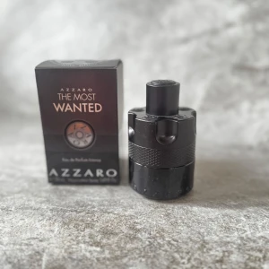 Azzaro The Most Wanted Eau de Parfum Intense - Azzaro The Most Wanted är en intensiv Eau de Parfum för herrar. Flaskan har en unik design i svart med en texturerad yta och en cylinderform. Förpackningen är elegant och matchar flaskans stil. Perfekt för den som vill sticka ut med en djärv och kraftfull doft.