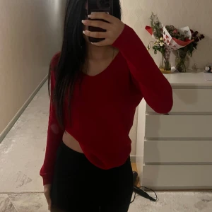 Röd långärmad tröja - Säljer en stilren röd långärmad tröja med en enkel design. Perfekt för att lägga till en färgklick i garderoben. Tröjan har en normal passform och är gjord i ett mjukt material som känns skönt mot huden.