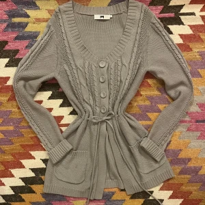 Babydoll stickad kofta - Säljer denna sjukt söta babydoll koftan, som liknar något från hollister eller abercrombie & fitch!!💕 Den är sååå galet söt, men tyvärr för stor därför måste jag sälja den. Den är i secondhand skick. Men förutom att den kanske är lite urtvättad så ser jag inga defekter!💕skriv privat för fler frågor eller undringar🩷