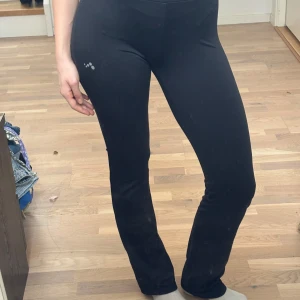 Flared träningstights - Köpta på Nelly, superfina och jättesköna. Stannar uppe pga. brett resorband som håller tightsen på plats