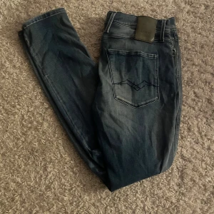 Replay anbass jeans - Snygga blå jeans från Replay i modellen Anbass. De har en slim fit passform och är tillverkade i ett stretchigt material för extra komfort. Säljer då jag inte använder dom längre.